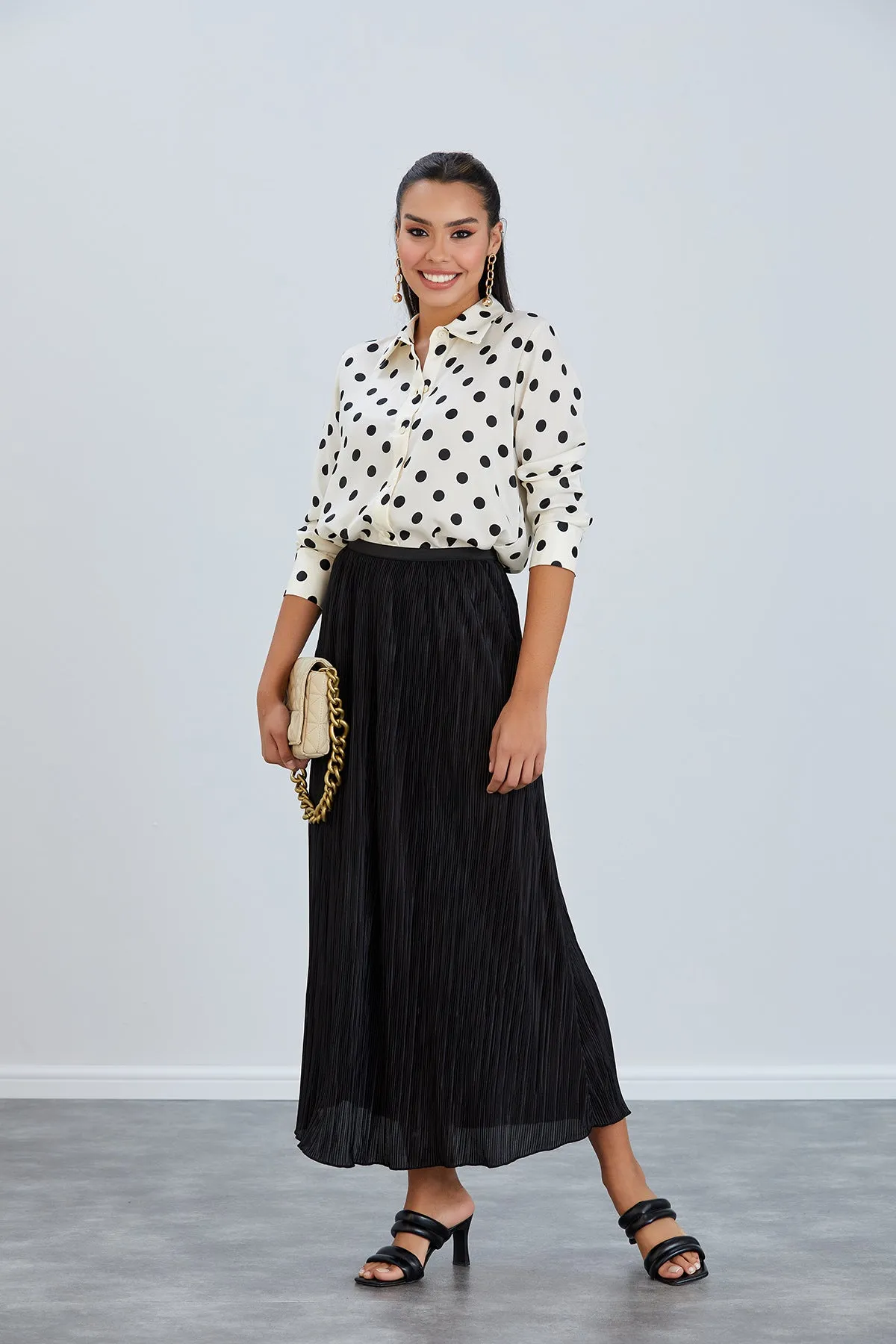 Elegant Pleat Midi Skirt in Classic Black