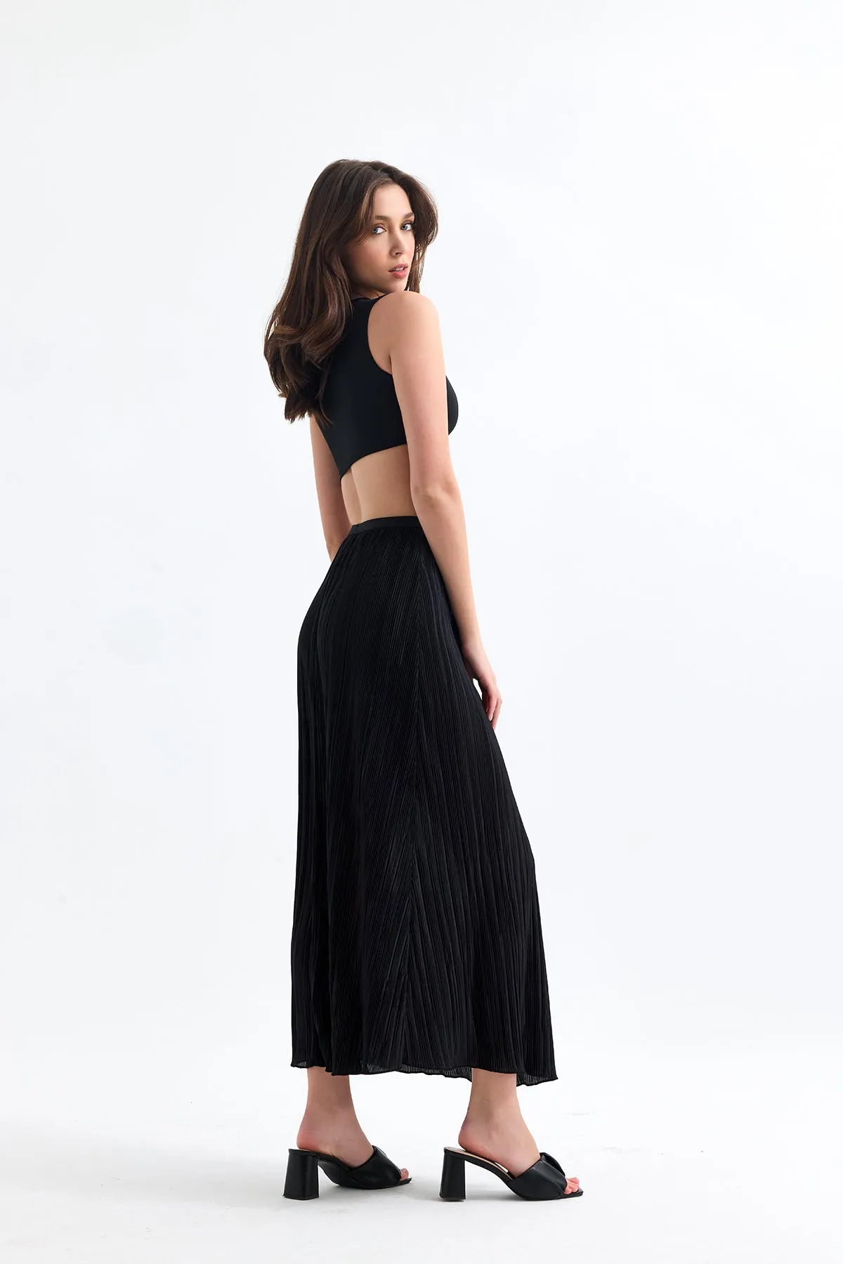 Elegant Pleat Midi Skirt in Classic Black