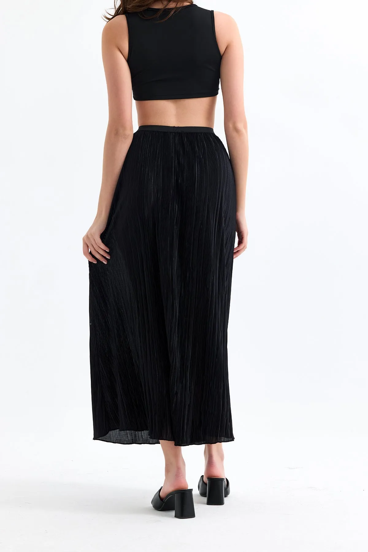 Elegant Pleat Midi Skirt in Classic Black