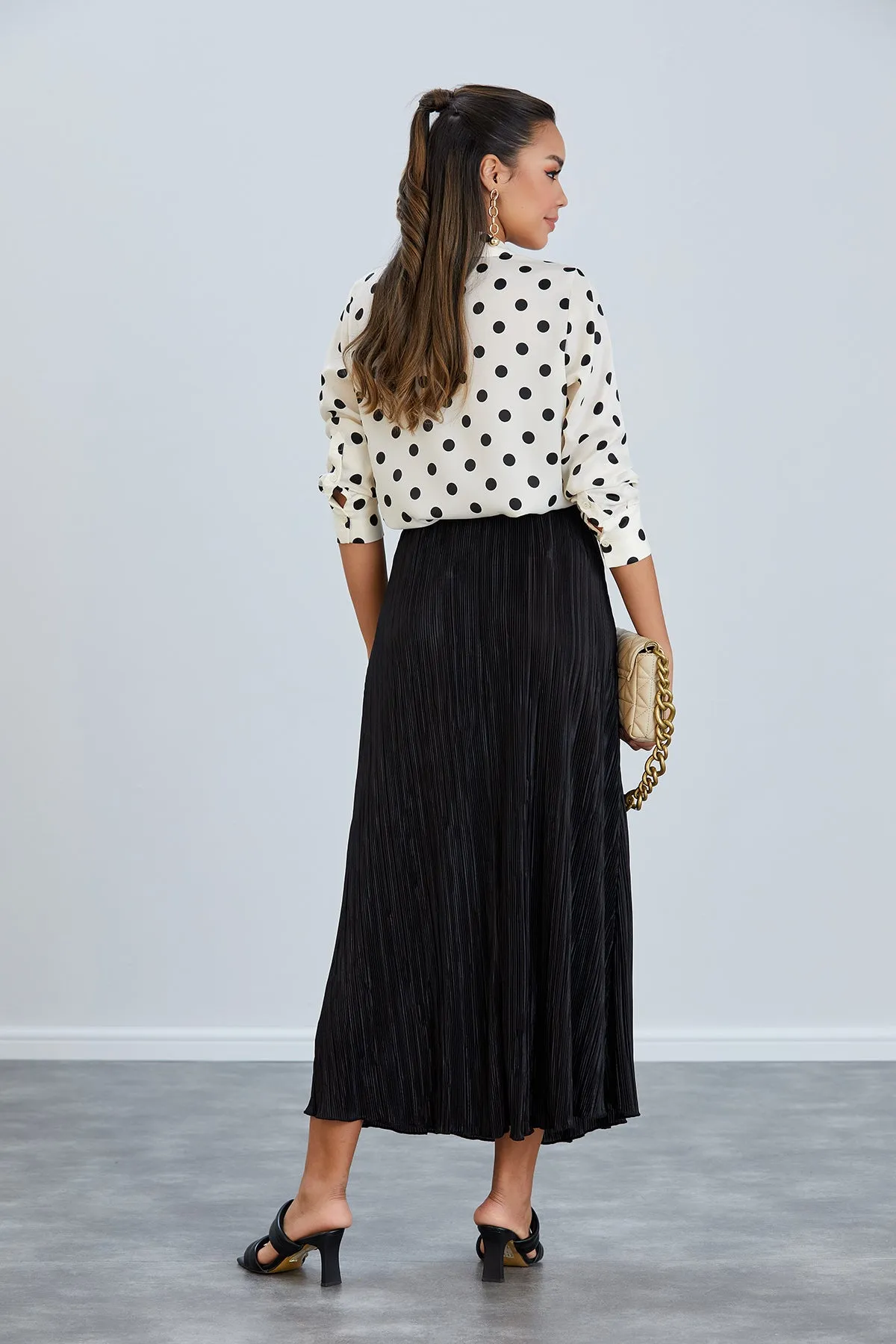Elegant Pleat Midi Skirt in Classic Black