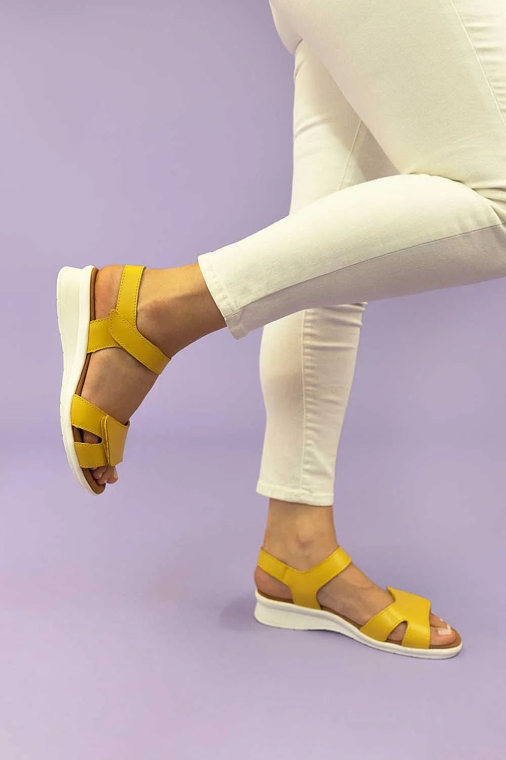 SILVER LINING - Mustard leather comfort sandals! 40